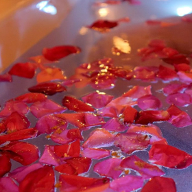 Porod do vody je podle Lilie ideální.