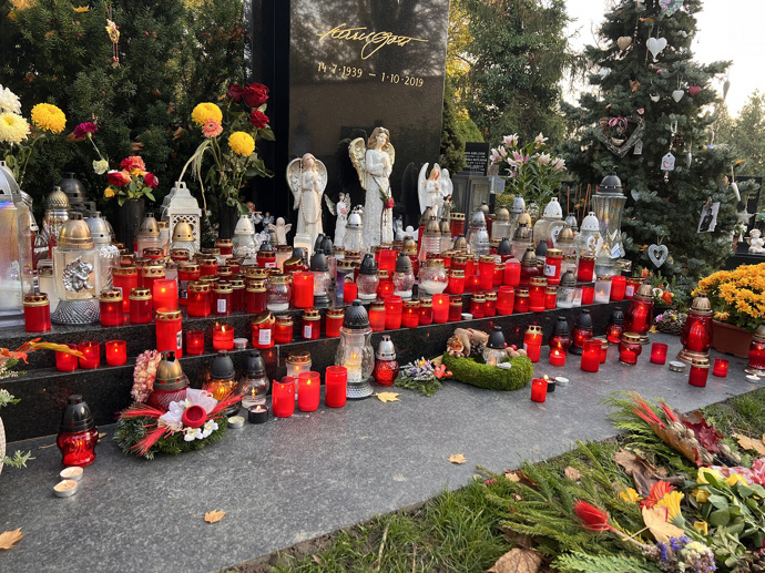 FOTO: Hrob Karla Gotta. – stránka 58