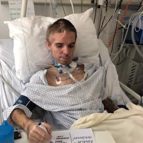 Josef Havel je připoután na lůžko.