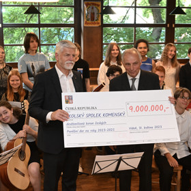 Pavel předával šek pro českojazyčnou školu.