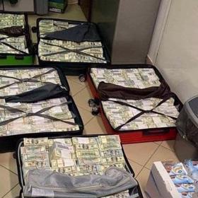 Miliony dolarů a eur v kufrech.