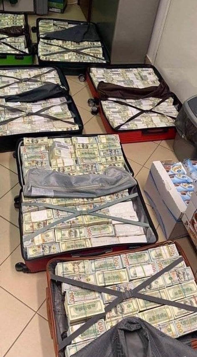 FOTO: Miliony dolarů a eur v kufrech. – stránka 1296