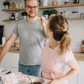 Pavlína Lubojatzky dokončuje kuchařku. 