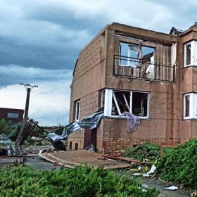 Jižní Moravu zasáhlo zničující tornádo.