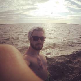 Zároveň dělal i barmana.