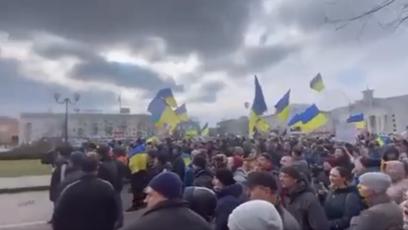FOTO: V dobytém Chersonu protestují stovky lidí.