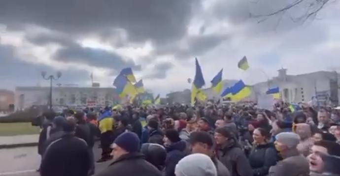 FOTO: V dobytém Chersonu protestují stovky lidí. – stránka 1499