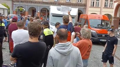 FOTO: Babiše ve Vrchlabí nechtěli pustit na náměstí.