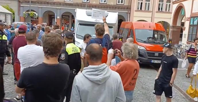 FOTO: Babiše ve Vrchlabí nechtěli pustit na náměstí. – stránka 1223