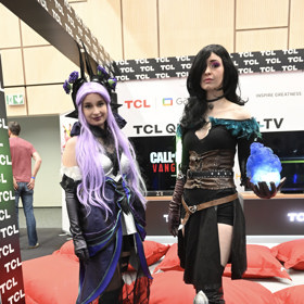 Cosplayerky na Comic-Conu.