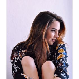 Dříve měla bujnou hřívu dlouhých vlasů.