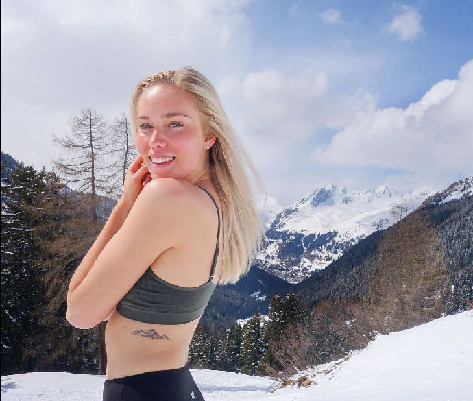 FOTO: Půvabná blondýnka ví, jak zaujmout. – stránka 9