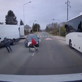 Video, kdy auto rozmetalo kočárek, se stalo šokujícím hitem.