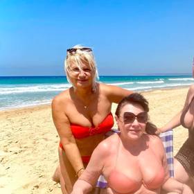 Dagmar Patrasová s kamarádkami (Ivana Němečková je vlevo).