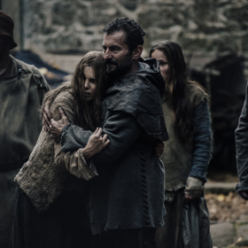 Romana v objetí s Ondřejem Vetchým. 