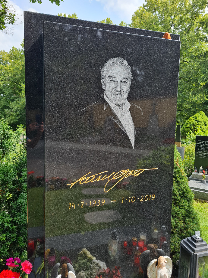 FOTO: Hrob Karla Gotta. – stránka 268