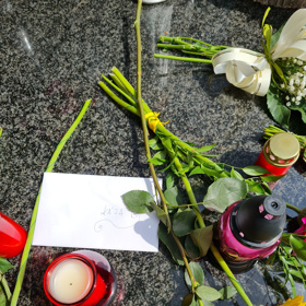 Vedle květin a svíček někdo zanechal dopis. Na obálce je zdobným písmem napsáno: Kája.