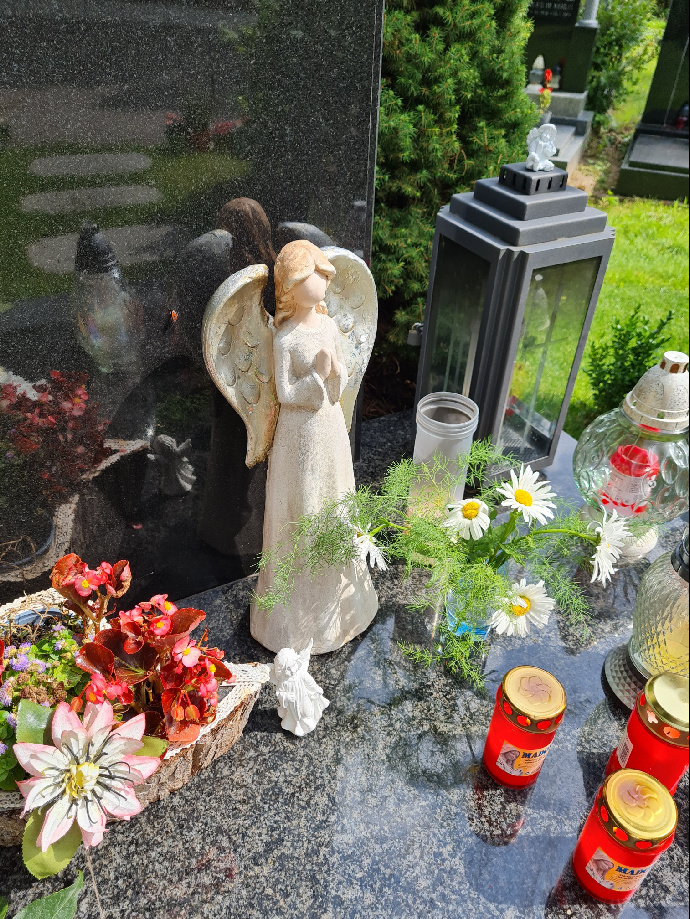 FOTO: Gottův hrob stráží andělíček. – stránka 272