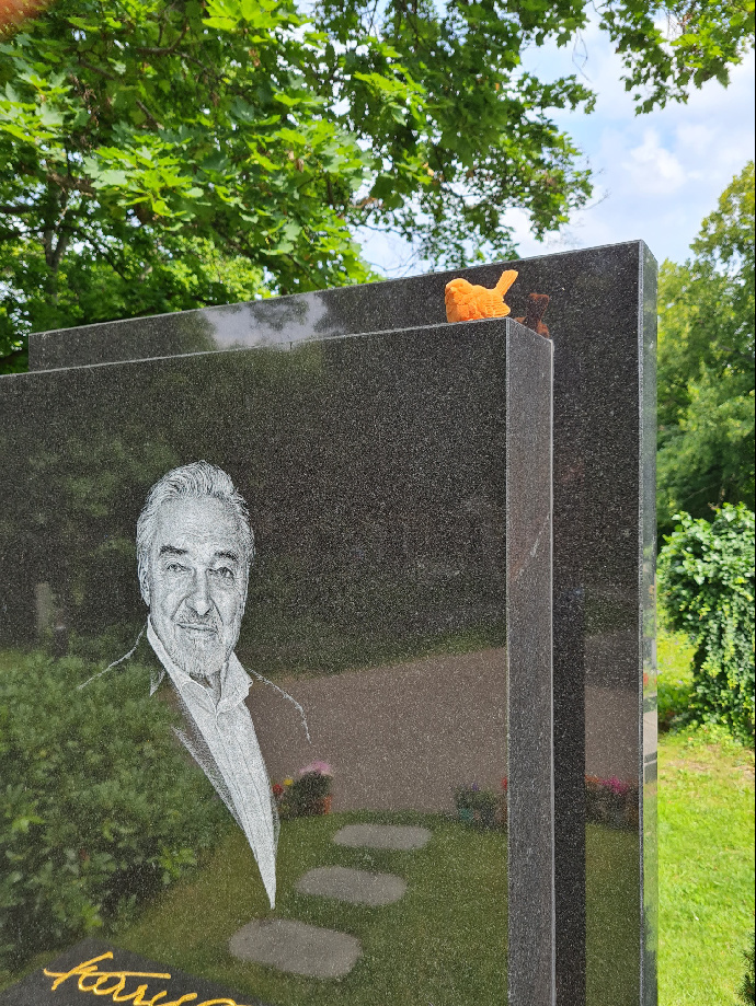 FOTO: Náhrobní desku Karla Gotta zdobí ptáček. – stránka 275