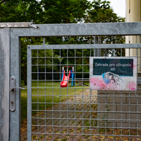 Azylový dům v Praze 4 má hřiště pro děti.