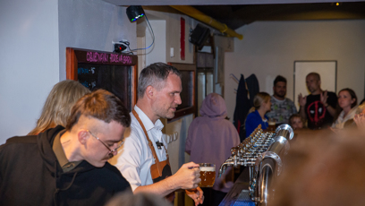 FOTO: Čepovat pivo se podle svých slov stále učí.