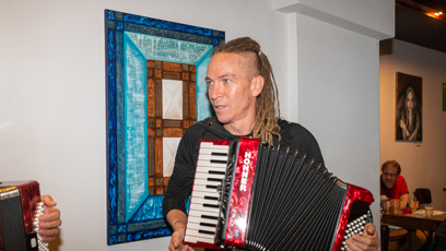 FOTO: Ivan Bartoš s harmonikou.