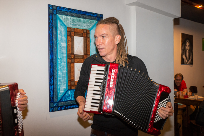 FOTO: Ivan Bartoš s harmonikou. – stránka 156