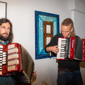 Piráti ve víru hudby.