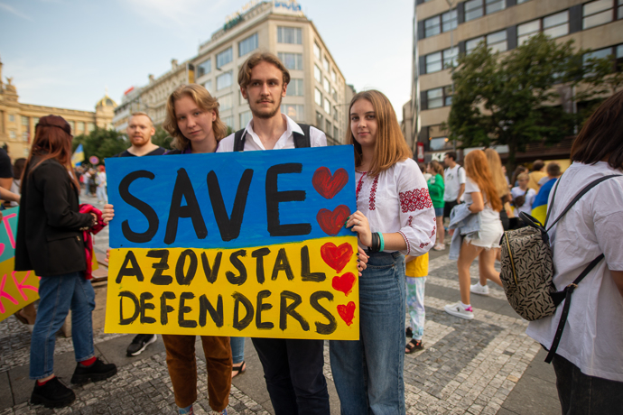 FOTO: Zachraňte obránce Azovstalu, hlásá nápis. – stránka 801