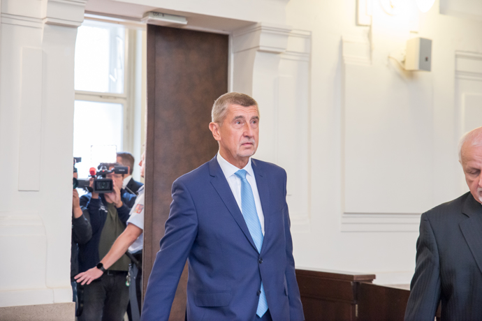 FOTO: Andrej Babiš vchází do soudní síně. – stránka 1148