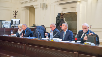 FOTO: Andrej Babiš před začátkem soudu pohlédl vzhůru. Pomoc zdá se hledá kde se dá.