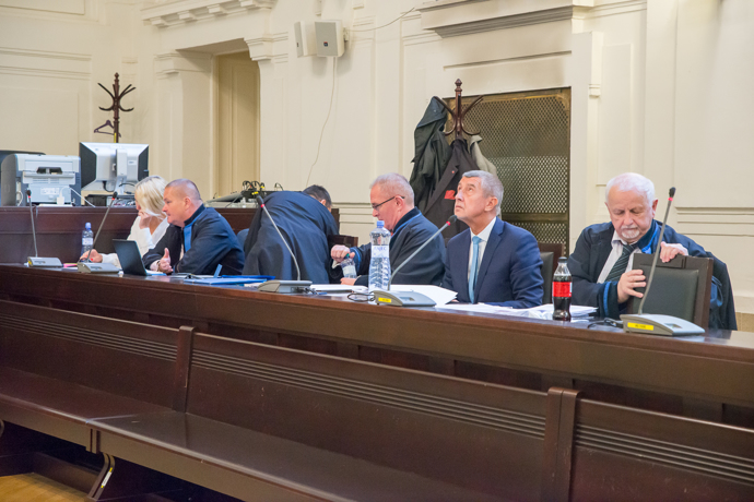 FOTO: Andrej Babiš před začátkem soudu pohlédl vzhůru. Pomoc zdá se hledá kde se dá. – stránka 1145