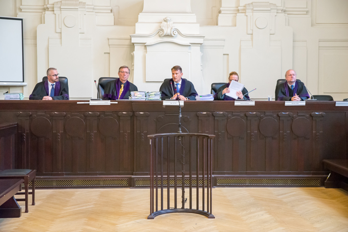 FOTO: Ctihodný soudní senát. – stránka 1143