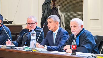 FOTO: Andrej Babiš se svými právními zástupci.
