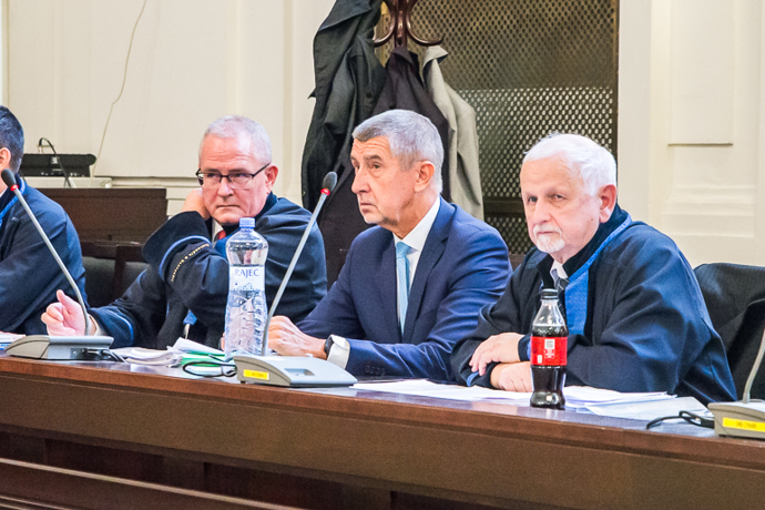 FOTO: Andrej Babiš se svými právními zástupci. – stránka 1142
