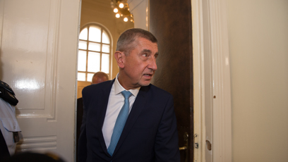 FOTO: Andrej Babiš vychází během přestávky ze soudní síně.