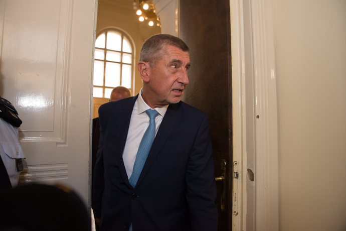 FOTO: Andrej Babiš vychází během přestávky ze soudní síně. – stránka 1140