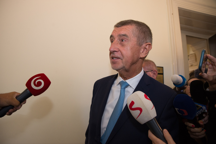 FOTO: Andrej Babiš byl pod náporem dotazů přítomných novinářů. – stránka 1138