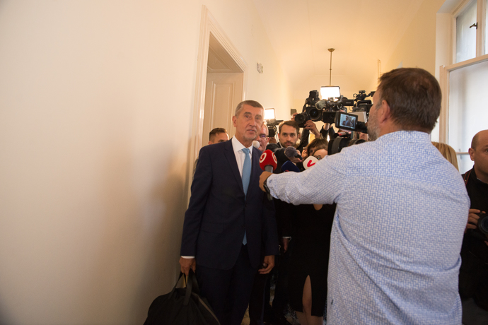 FOTO: Andrej Babiš na chodbě Městského soudu, který projednává jeho případ. – stránka 1137