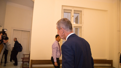 FOTO: Babiš se snažil před novináři rychle zmizet.