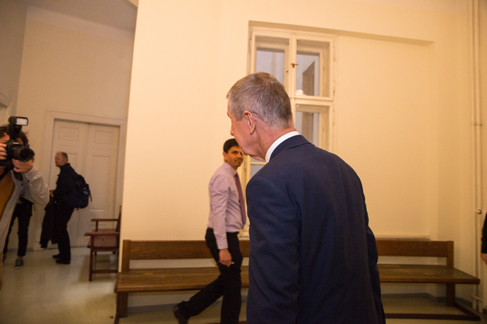 FOTO: Babiš se snažil před novináři rychle zmizet. – stránka 1135