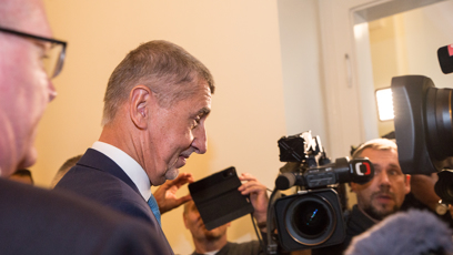 FOTO: Andrej Babiš v obklíčení přítomných novinářů.