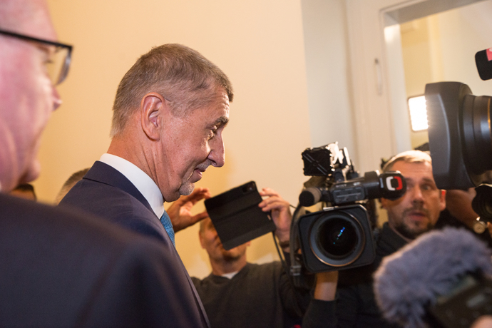 FOTO: Andrej Babiš v obklíčení přítomných novinářů. – stránka 1134