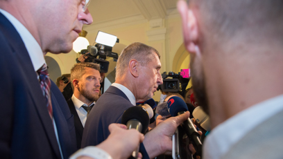 FOTO: Andrej Babiš odpovídá novinářům.