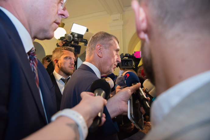 FOTO: Andrej Babiš odpovídá novinářům. – stránka 1131