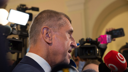 FOTO: Na Babišovi bylo znát, že mu jsou některé otázky novinářů proti srsti.