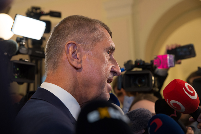 FOTO: Na Babišovi bylo znát, že mu jsou některé otázky novinářů proti srsti. – stránka 1130