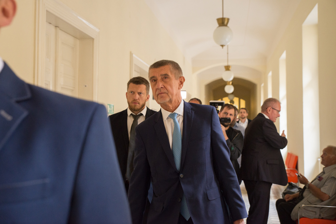 FOTO: Bývalý premiér Andrej Babiš stanul před soudem. Ten projednává kauzu kolem Čapího hnízda. – stránka 1126