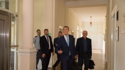 FOTO: Andrej Babiš se svým doprovodem. Nechyběli ani bodyguardi.