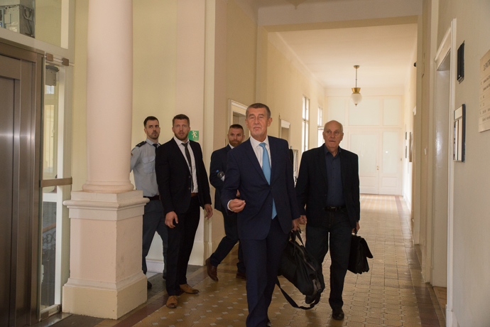 FOTO: Andrej Babiš se svým doprovodem. Nechyběli ani bodyguardi. – stránka 1125